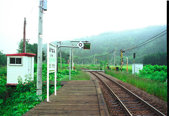 糠南駅から稚内方の風景。「中問寒糠南線踏切」が間近に見える