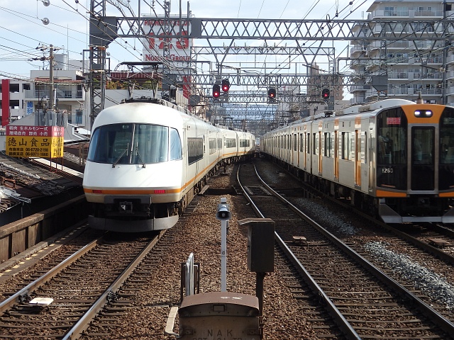 鶴橋駅の今里方にある、難波線専用線と大阪線専用線との渡り線を通過するアーバンライナー・名古屋行き ～2015年10月～