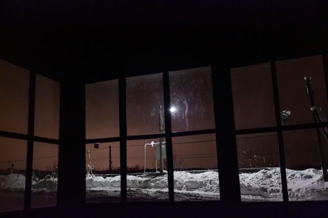 凍える真冬の夜 ホッと落ち着く、木造待合室の中