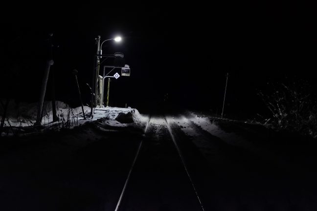 とっぷりと暮れた宵闇の下に、静かに佇む旅情駅・北星駅