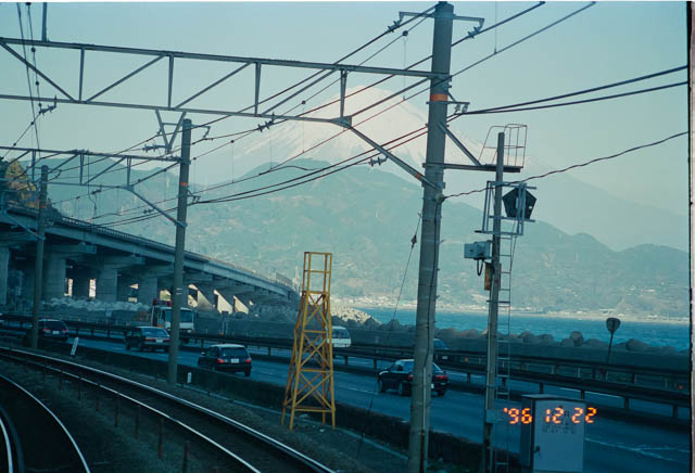東海道本線由比付近で富士山を望む名景の中を行く