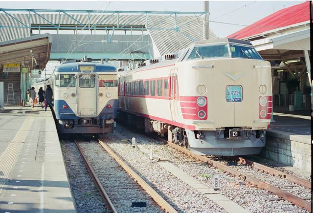 特急「しおさい」とスカ色の普通列車が懐かしい銚子駅