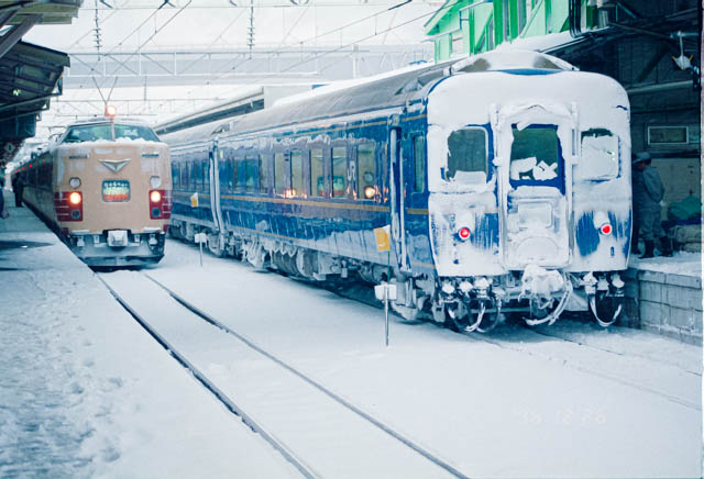 寝台特急「はくつる」と特急「はつかり」 ~吹雪のJR東北本線・青森駅~