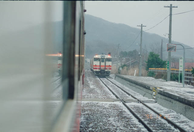 五能線・岩館駅で対向列車と交換