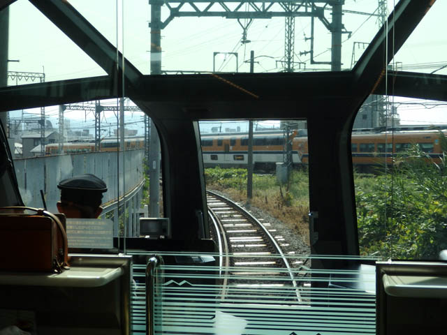大阪線への合流地点でビスタカーとすれ違う