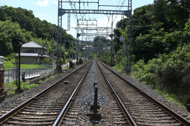 トンネルで府県境を越えた大阪線を渡って関屋駅へ