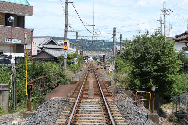 上の写真と同地点の踏切から眺めたJR和歌山線香芝駅