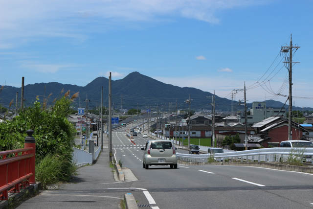 松塚駅～真菅駅間の車道から望む二上山