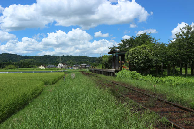 上総川間駅の全景と五井方面の風景
