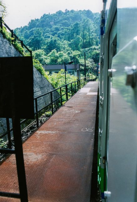 小幌駅を出発する普通列車から眺めたホームと保線詰所