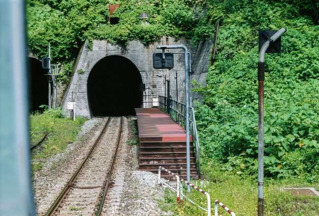 出発後、去りゆく小幌駅と新礼文華山トンネル