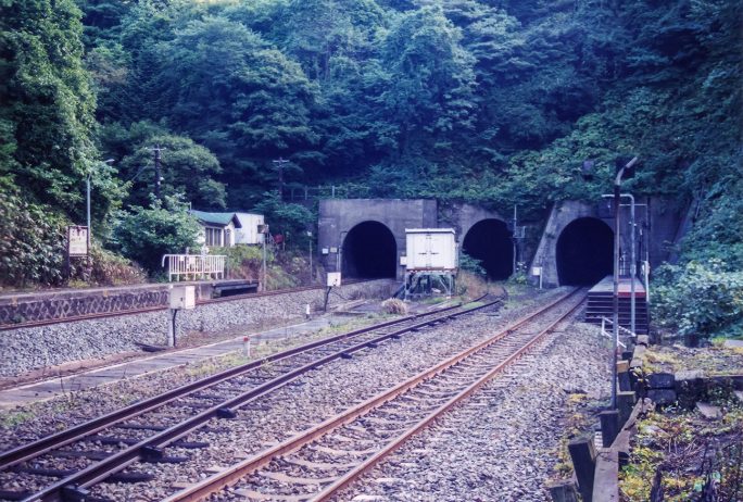 小幌駅から礼文駅方には、山側の礼文華山トンネルと海側の新礼文華山トンネルの間に、単線信号場時代の廃トンネルもある