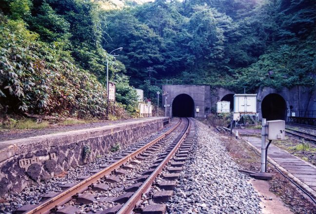 下り線側から眺めた小幌駅構内の様子