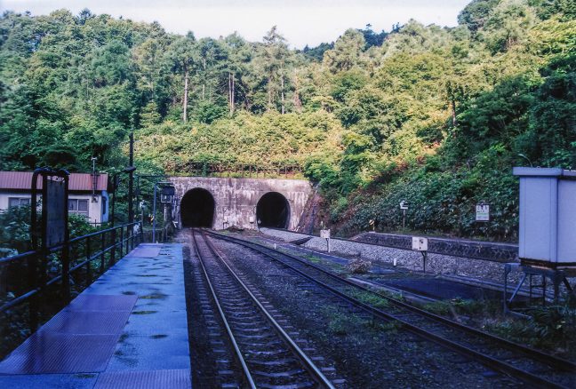 小幌駅から静狩駅方には、山側の新辺加牛トンネルと海側の幌内トンネルがある