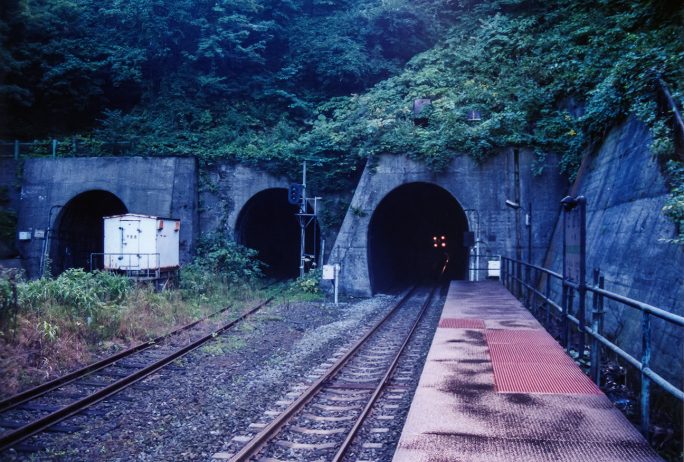 トンネル内から轟音とともにやってきた普通列車で駅を後にした