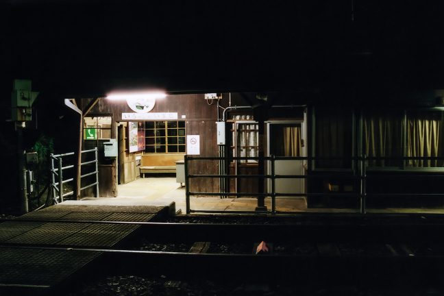 古びてはいるが小綺麗に清掃されて落ち着いた佇まいの小和田駅舎