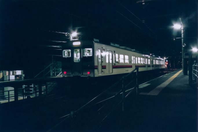 無人境にも律儀に停車する飯田線の下り普通列車を見送る