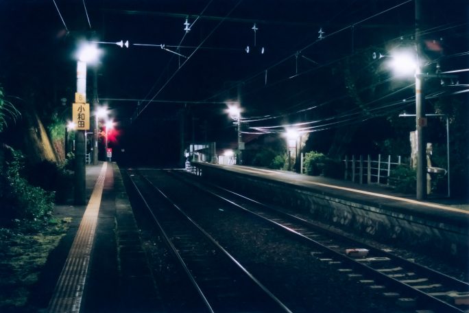 明かりが灯る駅構内以外は、夜の帳に包まれた小和田駅の夜