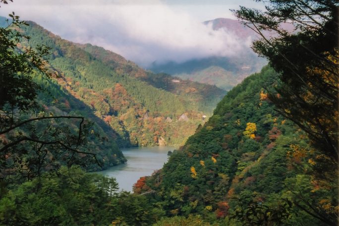 佐久間ダムの対岸には、長野県南信地方の山里が続く