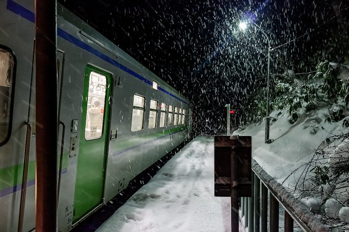 降りしきる雪の中、とっぷり暮れた小幌駅に降り立った