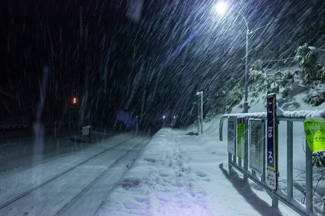 降りしきる雪の中、ホームには自分の足跡だけが残る