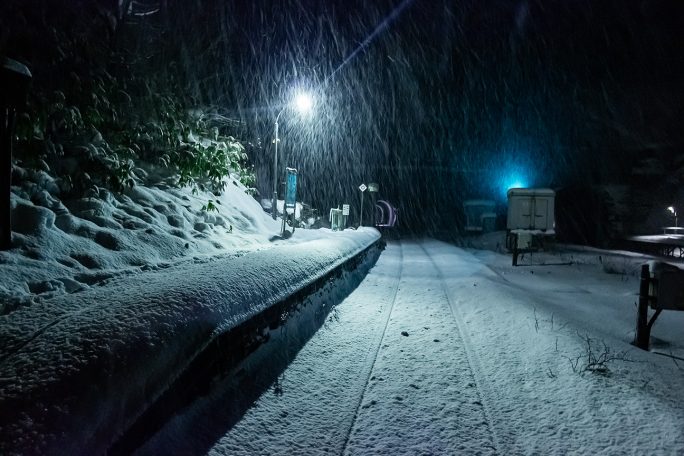 線路もすぐに隠れてしまう吹雪の中で小幌駅の夜が更けてゆく