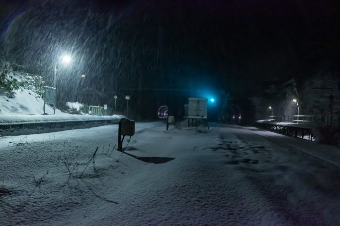 構内を渡る通路から眺める吹雪の小幌駅