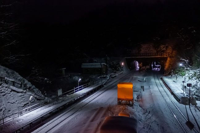 構内信号に彩られる夜明け前の小幌駅