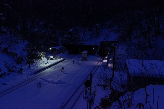 幌内トンネルの上から眺める黎明の小幌駅構内