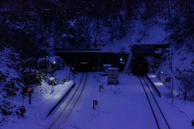 列車の接近を知らせる構内踏切の警報音が静寂を貫く