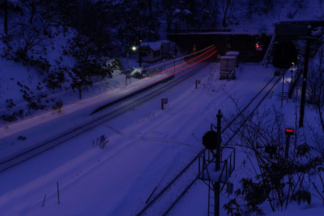 夜明け前の小幌駅を貨物列車が通過していく