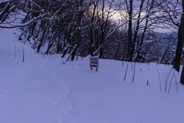 岩屋観音へ続く踏み跡も雪に覆われている