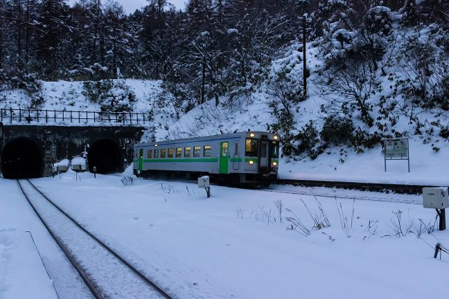小幌駅を通過していく早朝の下り始発の普通列車