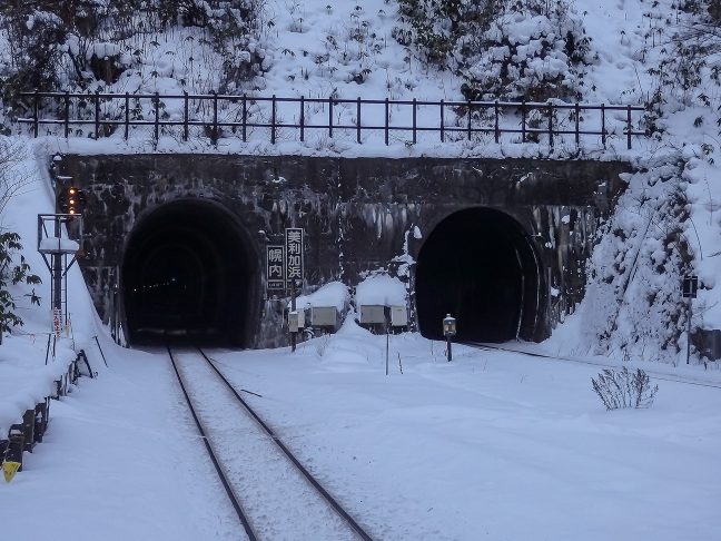 構内通路から幌内トンネルと新辺加牛トンネルを眺める