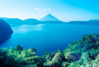 池田湖と開聞岳（鹿児島県：1997年12月）