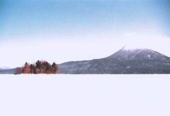 阿寒湖から望むヤイタイ島と雄阿寒岳（北海道：1998年2月）