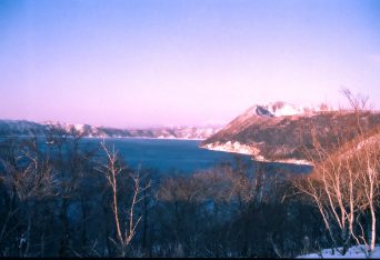 摩周湖外輪山から望む摩周湖とカムイヌプリ（北海道：1998年2月）