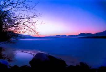 和琴温泉から望む屈斜路湖の黎明（北海道：1998年2月）
