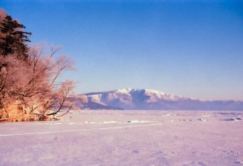 屈斜路湖和琴半島から望む藻琴山（北海道：1998年2月）