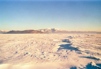 屈斜路湖の御神渡りと中島・藻琴山（北海道：1998年2月）