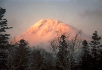 知床横断道路から望む羅臼岳（北海道：1998年2月）