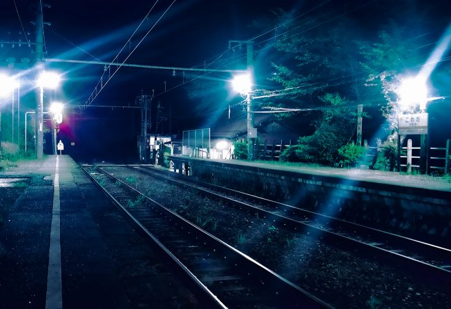構内の照明に照らされる寂寞境・小和田駅に一人降り立った