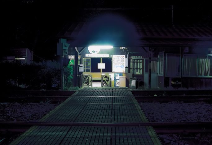 乗降客も居ない駅の待合室を照らし続ける灯りが印象的な小和田駅舎