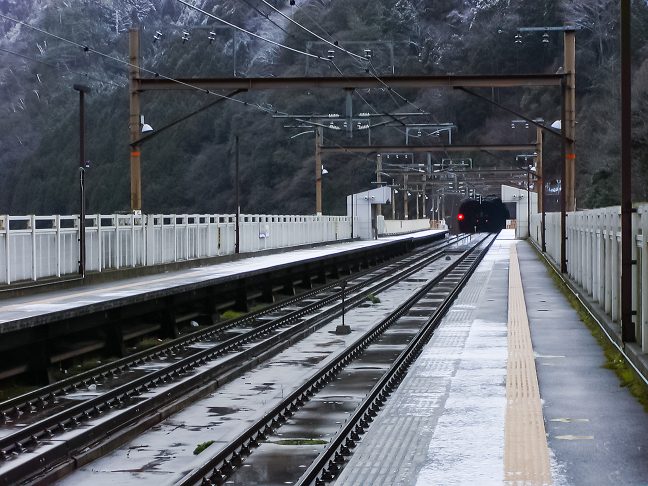トンネルに挟まれた保津峡駅