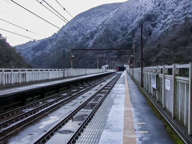 薄っすらと雪化粧した保津峡の山並み