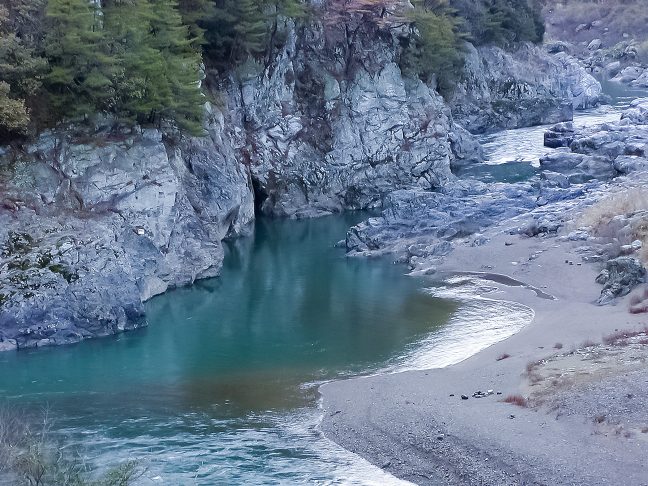 川下りで名を馳せる保津川の峡谷を眼下に望む