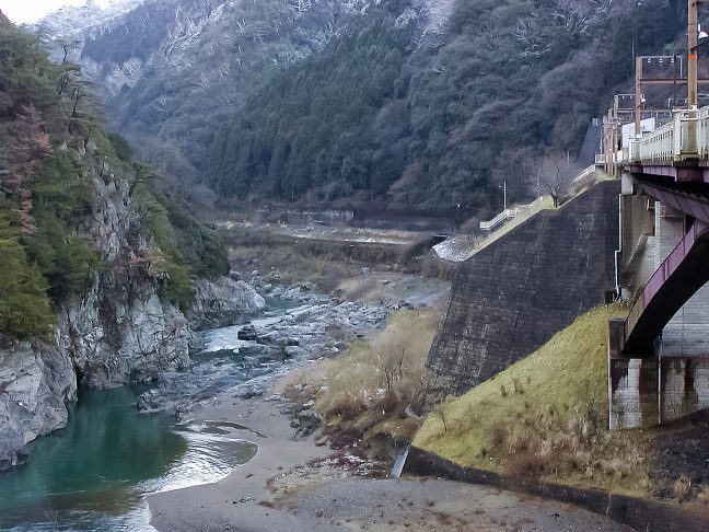 保津峡駅からは嵯峨野観光鉄道に転用された旧線が遠くに見える