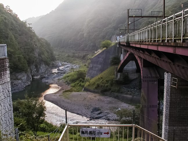 朝もやの中、川のせせらぎの音だけが無人境に響いていた