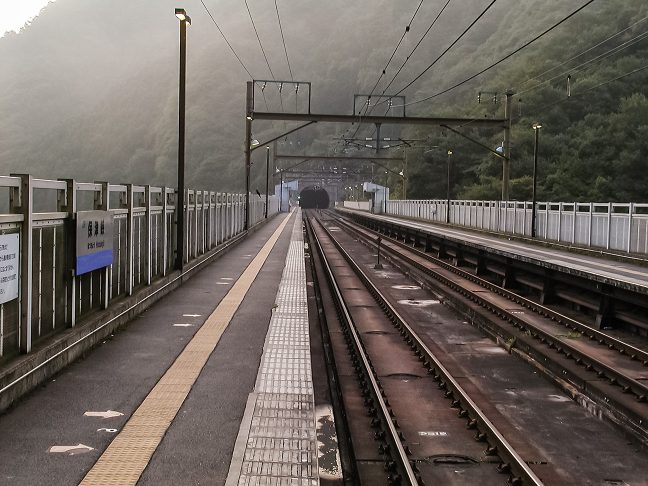 早朝の保津峡駅のホームに人影は見られない