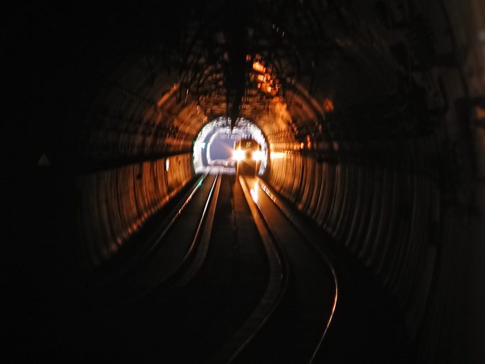 保津峡駅前後の区間はトンネルが連続する